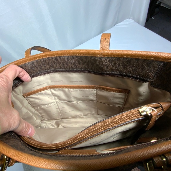 Michael Kors Jet Set Signature Bag - Picture 7 of 16